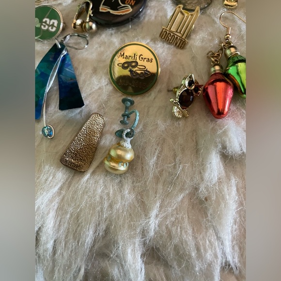 60+ Bundle of Pins, Brooches & Single Earrings - Picture 7 of 16